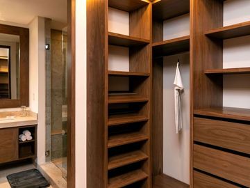 Departamento en planta baja, amplio 214 m2,  piso de mármol, en residencial
