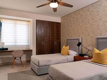 Departamento en planta baja, amplio 214 m2,  piso de mármol, en residencial