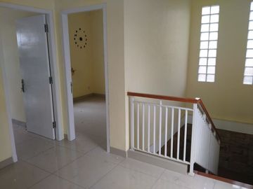 Rumah 2 lantai Cash terawat Berkualitas jual butuh