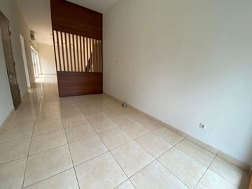 Dijual/Disewakan Rumah Taman Telaga Golf BSD City 3 Kamar Tidur Semi Furnished Luas Murah