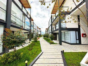 Vendo departamento de 3 dormitorios en exclusivo conjunto, sector Tumbaco