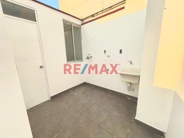 🏡 VENTA DE DÚPLEX EN URB. SANTA ELENA – 127 M²
¡Vive con comodidad y exclusividad en una de las mejores zonas residenciales de Chiclayo!

📐 Área: 1