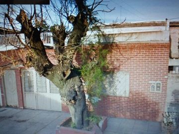 DEOCARE PROPIEDADES VENTA DE CASA DE 5 AMBIENTES CON PATIO GARAGE Y FONDO VILLA MADERO