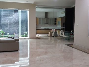 Dijual Rumah di Artha Gading Villa Minimalis Lux jalan utama