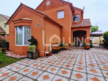 En Venta  Hermosa y Amplia Casa Esquina Estilo Alicante