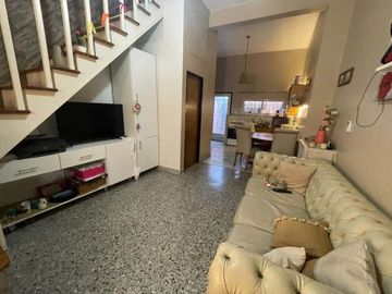 VENTA - DUPLEX DE 3 AMBIENTES - CASTELAR
