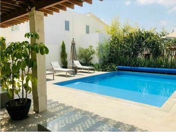 Preciosa Casa en El Refugio Cochera, 3 Recamaras, 3 Baños, Jardín, Alberca