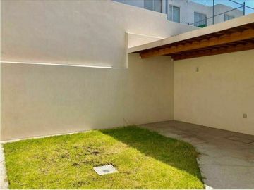 Preciosa Casa en El Refugio Cochera, 3 Recamaras, 3 Baños, Jardín, Alberca