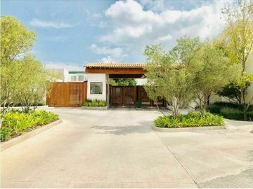 Preciosa Casa en El Refugio Cochera, 3 Recamaras, 3 Baños, Jardín, Alberca