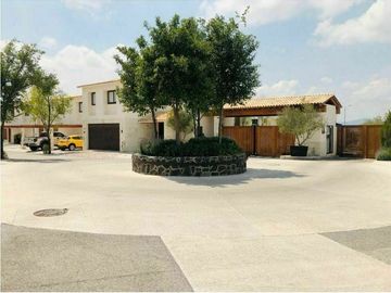 Preciosa Casa en El Refugio Cochera, 3 Recamaras, 3 Baños, Jardín, Alberca