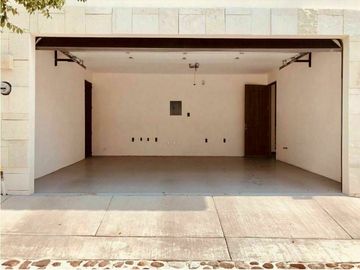 Preciosa Casa en El Refugio Cochera, 3 Recamaras, 3 Baños, Jardín, Alberca