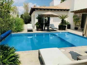 Preciosa Casa en El Refugio Cochera, 3 Recamaras, 3 Baños, Jardín, Alberca