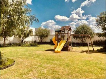 Preciosa Casa en El Refugio Cochera, 3 Recamaras, 3 Baños, Jardín, Alberca