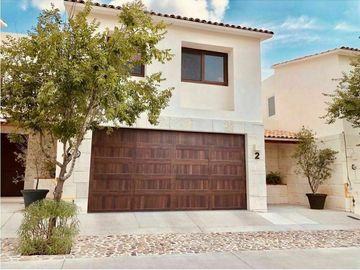 Preciosa Casa en El Refugio Cochera, 3 Recamaras, 3 Baños, Jardín, Alberca