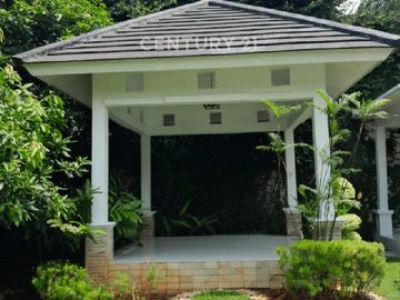 Rumah 2 Kavling Halaman Luas & Gazebo Di Deltamas – Dekat AEON