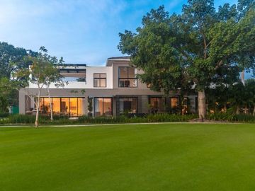 Casa con alberca privada, en residencial de lujo con campo de golf y casa club c