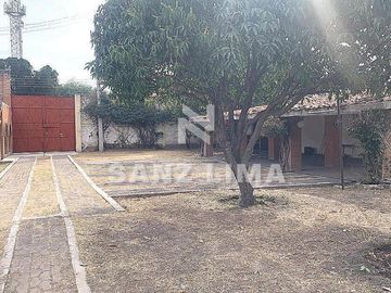 EL CHINACO: AMPLIA PROPIEDAD CON ALBERCA,  ÁREAS RECREATIVAS  Y JARDIN.