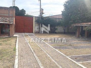 EL CHINACO: AMPLIA PROPIEDAD CON ALBERCA,  ÁREAS RECREATIVAS  Y JARDIN.