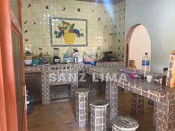 EL CHINACO: AMPLIA PROPIEDAD CON ALBERCA,  ÁREAS RECREATIVAS  Y JARDIN.