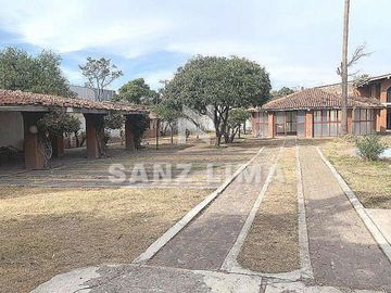 EL CHINACO: AMPLIA PROPIEDAD CON ALBERCA,  ÁREAS RECREATIVAS  Y JARDIN.