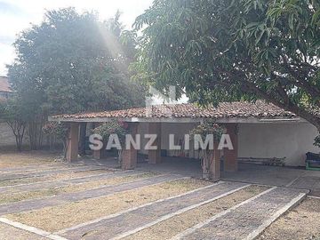 EL CHINACO: AMPLIA PROPIEDAD CON ALBERCA,  ÁREAS RECREATIVAS  Y JARDIN.