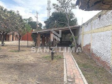 EL CHINACO: AMPLIA PROPIEDAD CON ALBERCA,  ÁREAS RECREATIVAS  Y JARDIN.