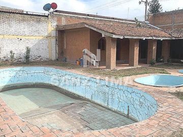 EL CHINACO: AMPLIA PROPIEDAD CON ALBERCA,  ÁREAS RECREATIVAS  Y JARDIN.