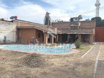 EL CHINACO: AMPLIA PROPIEDAD CON ALBERCA,  ÁREAS RECREATIVAS  Y JARDIN.