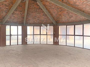 EL CHINACO: AMPLIA PROPIEDAD CON ALBERCA,  ÁREAS RECREATIVAS  Y JARDIN.