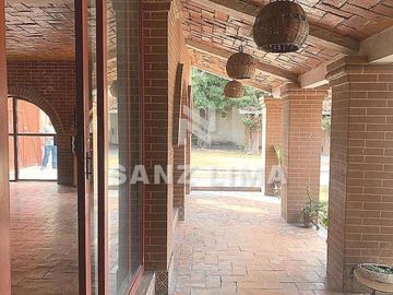 EL CHINACO: AMPLIA PROPIEDAD CON ALBERCA,  ÁREAS RECREATIVAS  Y JARDIN.