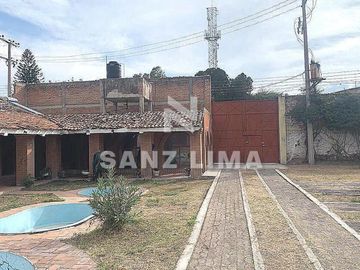 EL CHINACO: AMPLIA PROPIEDAD CON ALBERCA,  ÁREAS RECREATIVAS  Y JARDIN.