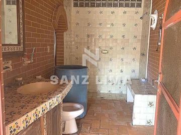 EL CHINACO: AMPLIA PROPIEDAD CON ALBERCA,  ÁREAS RECREATIVAS  Y JARDIN.