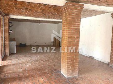 EL CHINACO: AMPLIA PROPIEDAD CON ALBERCA,  ÁREAS RECREATIVAS  Y JARDIN.