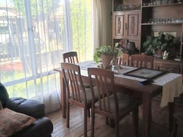 Casa de un piso, con amplio terreno, en Avda. Colón