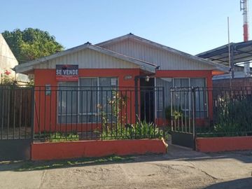 Casa de un piso, con amplio terreno, en Avda. Colón