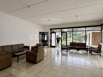 Rumah Luas Dan Mewah Dengan Paviliun Di Menteng