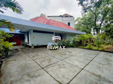 Dijual Rumah Strategis Ditengah Kota Bandung Lt. 616 m²  Lb. 375 m²  SHM Nyaman Dan Asri