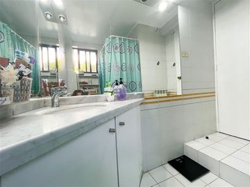 Casa en venta de 5 dorm. en Las Condes