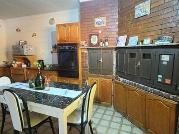 Casa muy cómoda y luminosa de 4 dormitorios con patio verde y quincho en PH