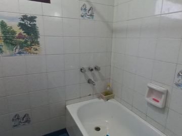 Casa muy cómoda y luminosa de 4 dormitorios con patio verde y quincho en PH