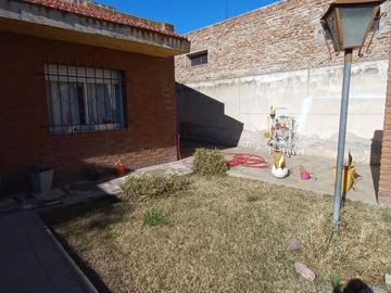 Casa muy cómoda y luminosa de 4 dormitorios con patio verde y quincho en PH