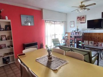 Casa muy cómoda y luminosa de 4 dormitorios con patio verde y quincho en PH