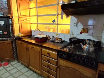 Casa muy cómoda y luminosa de 4 dormitorios con patio verde y quincho en PH