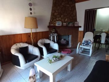 Casa muy cómoda y luminosa de 4 dormitorios con patio verde y quincho en PH