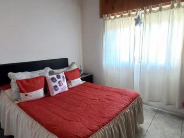 Casa muy cómoda y luminosa de 4 dormitorios con patio verde y quincho en PH
