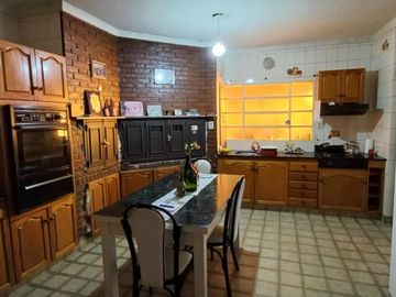 Casa muy cómoda y luminosa de 4 dormitorios con patio verde y quincho en PH