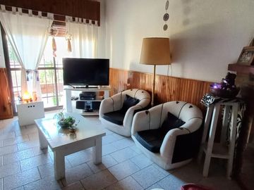 Casa muy cómoda y luminosa de 4 dormitorios con patio verde y quincho en PH