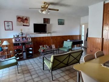 Casa muy cómoda y luminosa de 4 dormitorios con patio verde y quincho en PH