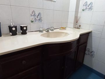 Casa muy cómoda y luminosa de 4 dormitorios con patio verde y quincho en PH