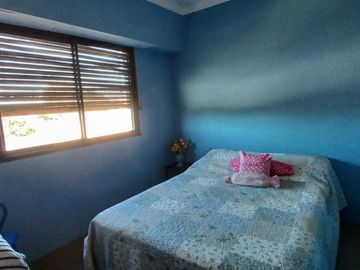 Casa muy cómoda y luminosa de 4 dormitorios con patio verde y quincho en PH